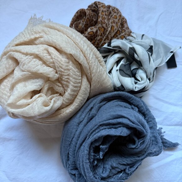 Lot of 4 scarves, gauzy blue, gauzy cream, B&W geometric, leopard, various sizes - Picture 1 of 6